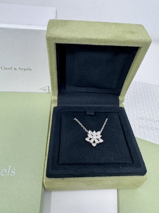 Van Cleef & Arpels Jewelry - Van Cleef & Arpels Lotus openwork pendant mini model